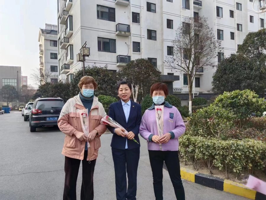【女神节】鲜花和健康，瑞服务小区的业主都要有！