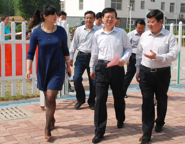 市领导看望日照爱贝学校师生