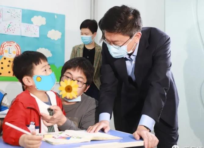 市委副书记、市长李在武一行走访慰问我校