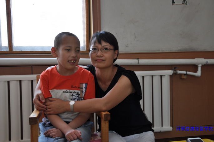 国务院港澳办崔亚妮、李国明司长来我校看望特殊孩子