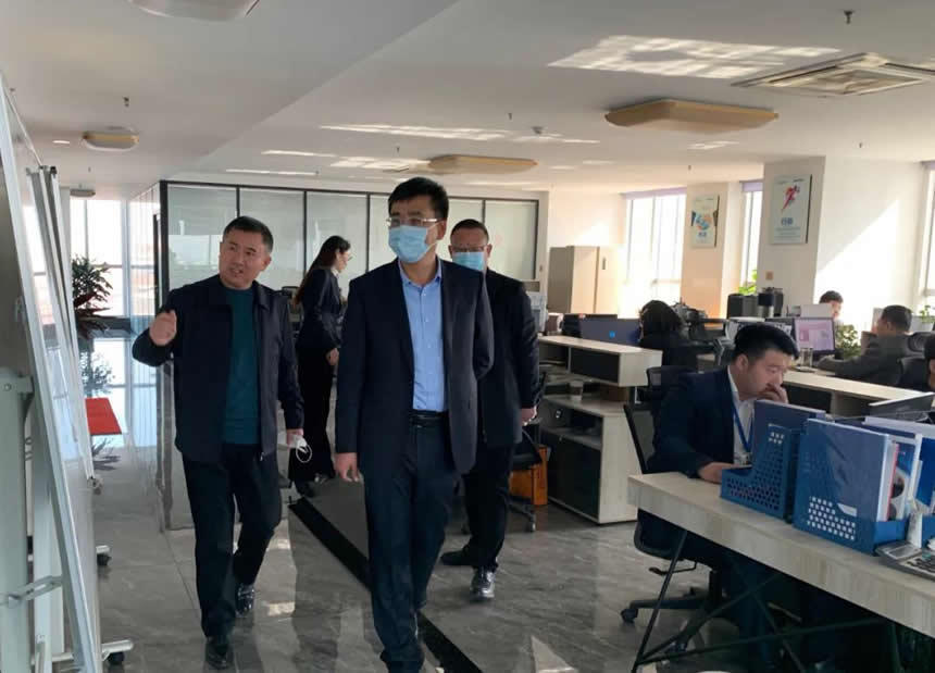 东港区常务副区长邵明法到集团视察工作