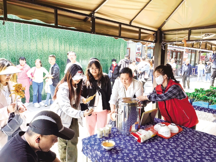 “免费大碗茶”获游客好评