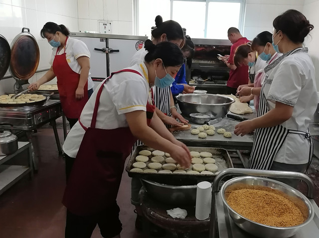 月圆中秋包月饼送祝福