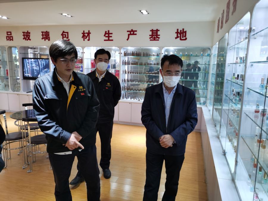 日照市工业和信息化局局长刘汉营一行到鼎新集团调研并表示节日期间关心慰问