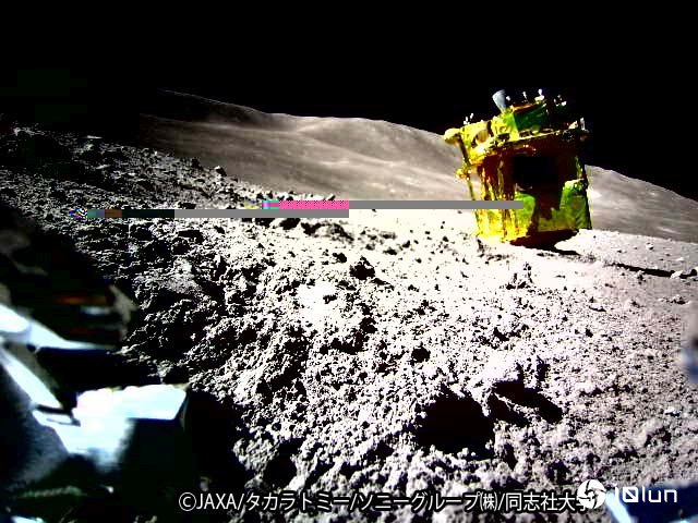 日本小型月球车拍回SLIM登月后现况 着陆器头部插进月球表面