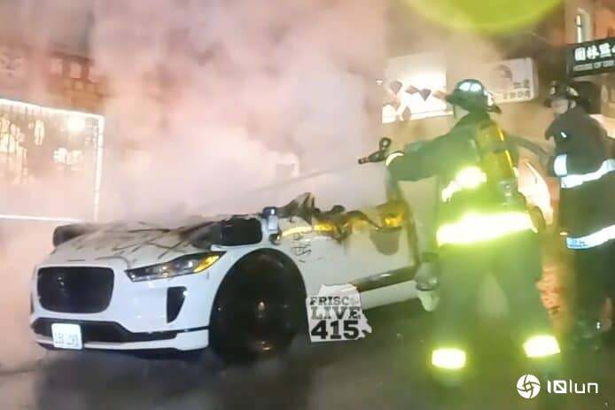 三藩市自动驾驶出租车被纵火　在唐人街遭多人损毁破坏