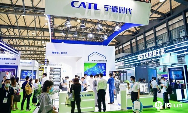 世界最大电池商宁德时代面临内忧外患，他们的解决方案是学“Intel Inside”策略