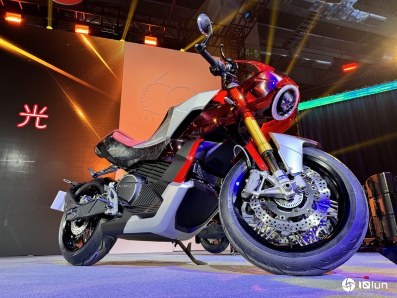光阳抢在米兰车展前亮相两款电动机车：Ionex MiG9与RevoNEX