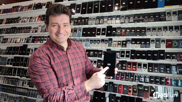 Nokia死忠收藏3615款手机 成全球收藏手机形式最多的人