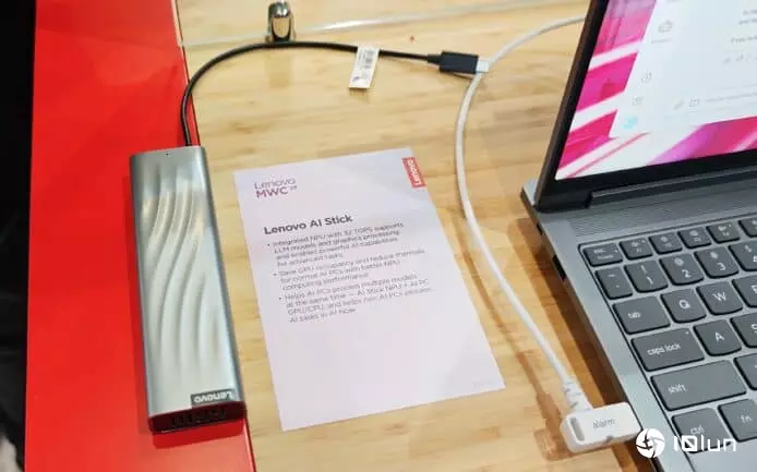 Lenovo AI Stick外置AI加速配件 配备32 TOPS NPU，一插即加速AI运算能力