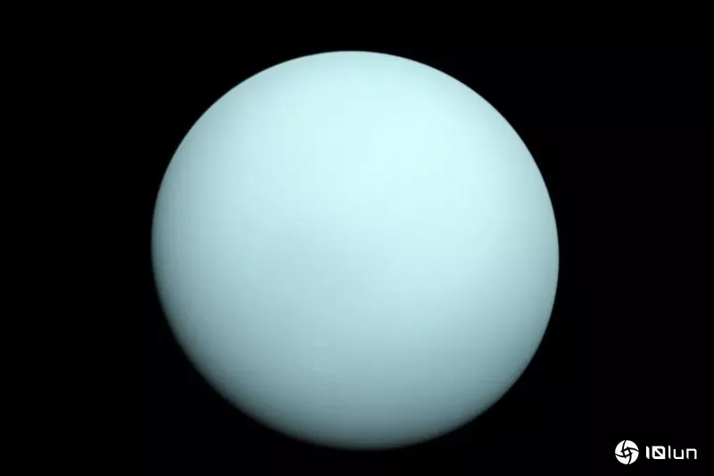 不寻常的暗面，哈勃太空望远镜发现天王星卫星新异象