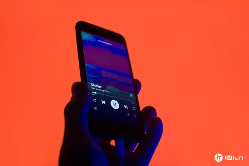 Spotify惊现过世歌手新歌，AI歌曲泛滥惹歌迷反感