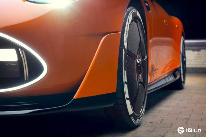 两样平凡的东西碰在一起就不平凡了，例如奔驰AMG的蓝牙轮胎