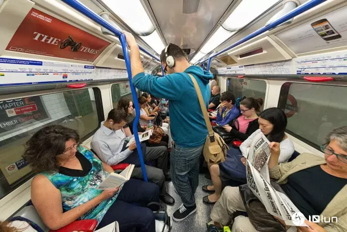伦敦地铁增设网络覆盖噪音增　海报宣传呼吁乘客戴耳机
