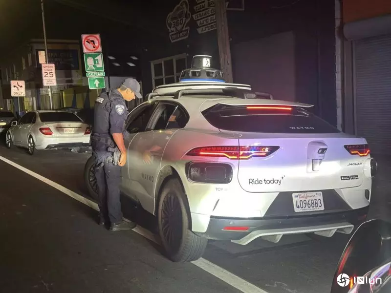 美警拦下违规回转无人车，驾驶座没人无法开单