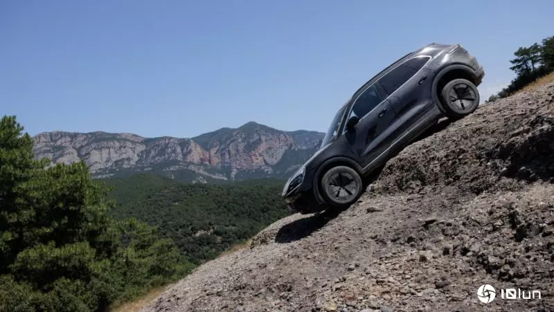保时捷今年第四次下修财报预测，宣布暂停纯电豪华休旅车计划