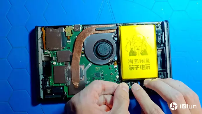 有人Switch 2拆电池散热板 换淘宝电改装至8,000mAh　实测续航多一小时