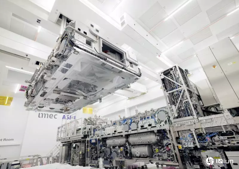曝光机需求优于预期，2027年ASML将交货10套High-NA EUV和56套EUV