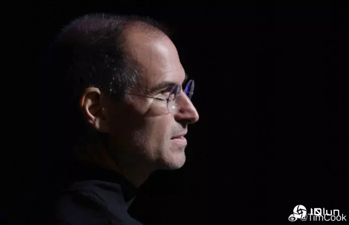 Apple库克发文缅怀 乔布斯逝世14周年 称愿景持续启发创新路向