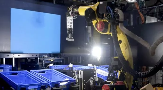 Amazon加速AI机器人取代人类 内部文件: 后年起美国大裁员8年后裁减60万职位