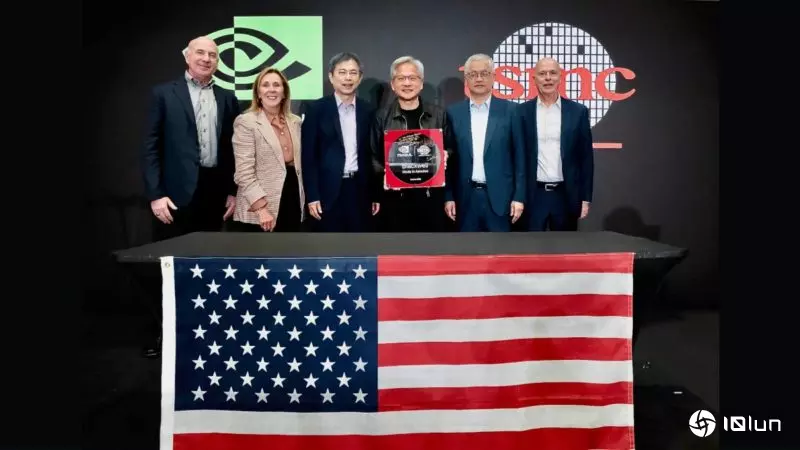 首片Blackwell芯片在美生产，黄仁勋亲临台积电美国厂庆祝