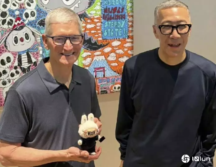 Tim Cook现身中国Labubu展览　获赠特定Labubu公仔　手持橙色iPhone 17 Pro