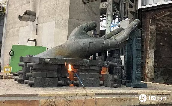 EVA“初号机手掌”雕像11月揭幕 手掌从地面伸出 可以摸可以坐