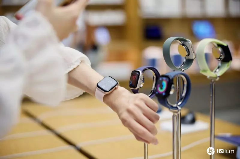 iOS 26.2将在欧盟移除iPhone与Apple Watch Wi-Fi同步功能