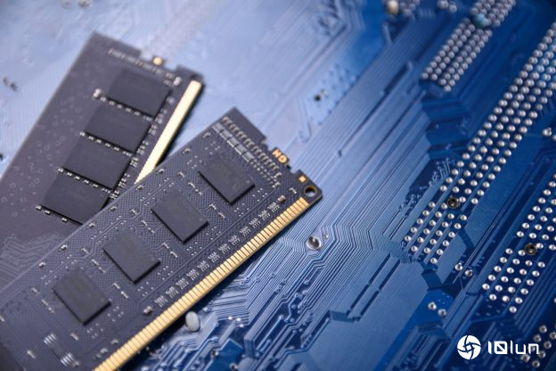 科技巨头警告：AI推动内存短缺，消费电子与汽车产业受排挤