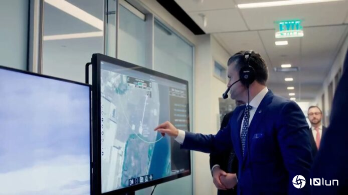 美国国防部长遥控Black Hawk直升机 仅用触摸屏幕展示自主飞行技术