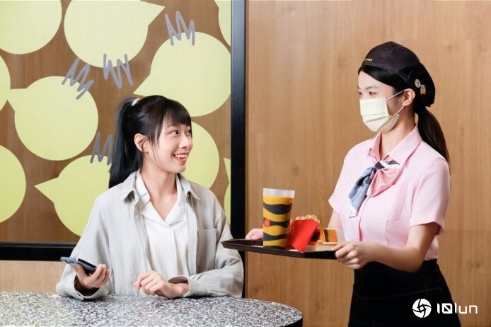 年轻人是否应用麦当劳送餐到桌 员工顾客两极意见 员工: 1小时要上落楼梯20次