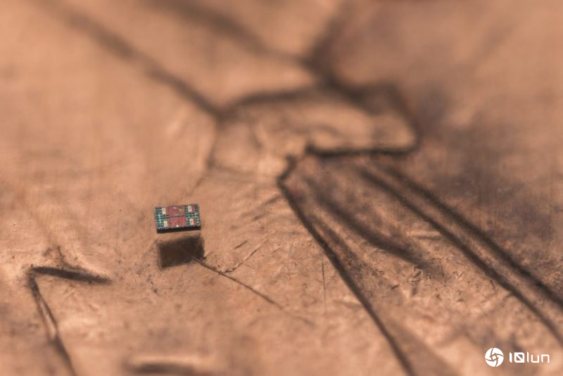 比一粒盐还小！全球最迷你自主机器人诞生，单颗成本仅1美分