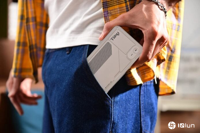 手掌大小AI超级计算机登场　Tiiny Pocket Lab可脱机运行1,200亿参数模型