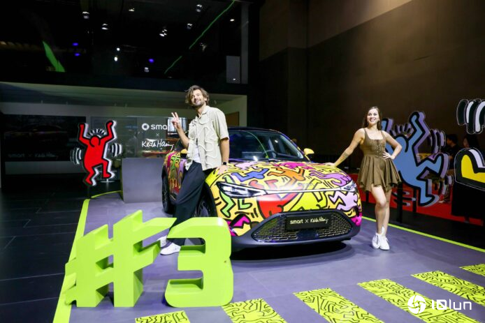 smart铜锣湾旗舰店节日限定Keith Haring艺术车首度登港展出