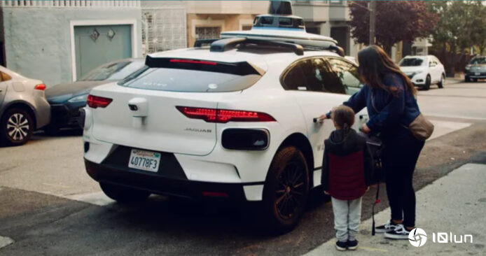 Waymo无人出租车靠AI自驾 却花20美元请人关门